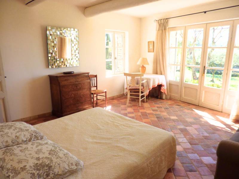 All the charm of Provence in this stone villa with pool and garden near the village of Gordes.