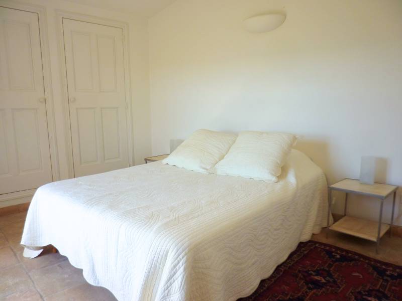 All the charm of Provence in this stone villa with pool and garden near the village of Gordes.