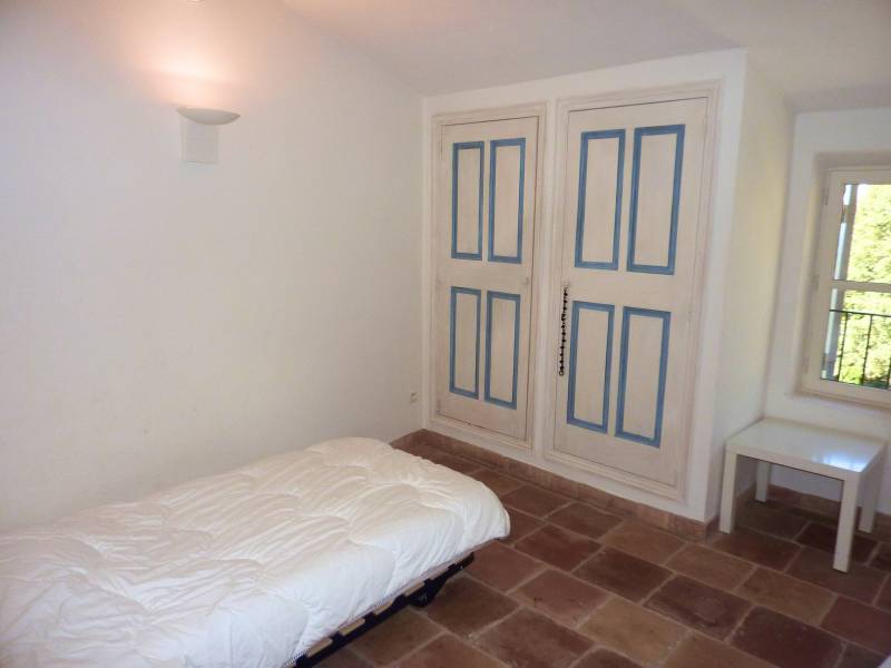 All the charm of Provence in this stone villa with pool and garden near the village of Gordes.