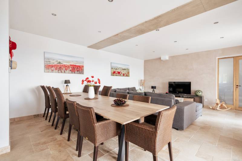 Set of holiday cottages with a pool on the heights of Saint-Saturnin-lès-Apt, within walking distance of the village.