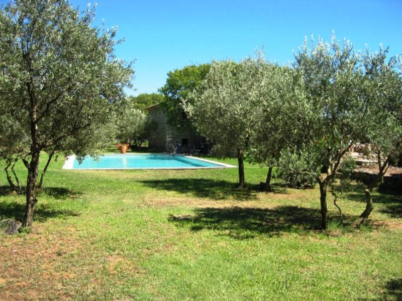 All the charm of Provence in this stone villa with pool and garden near the village of Gordes.
