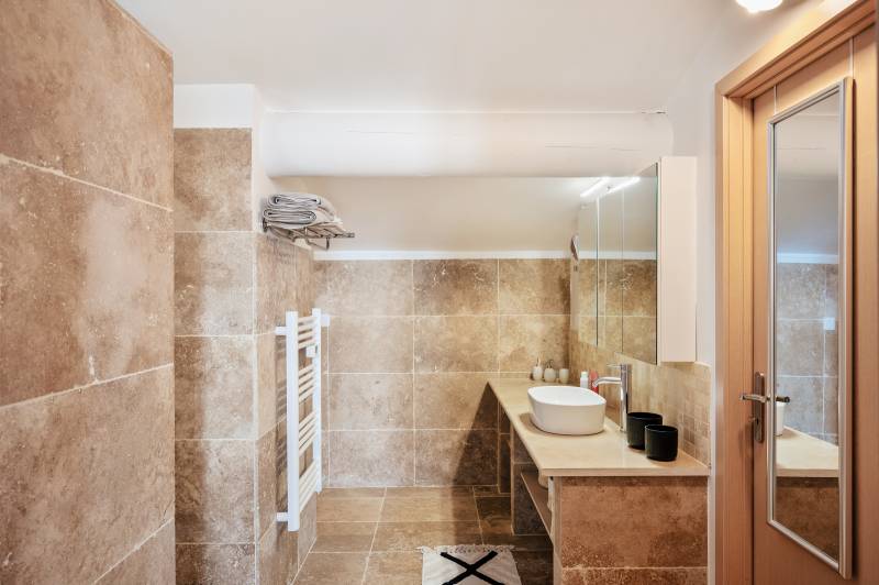 Set of holiday cottages with a pool on the heights of Saint-Saturnin-lès-Apt, within walking distance of the village.