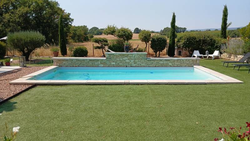 For sale in Roussillon, in the heart of the Luberon, contemporary villa with swimming pool and beautiful views.