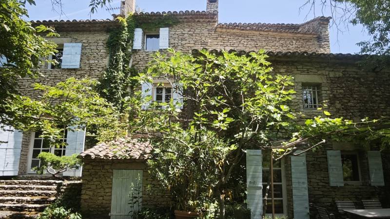 In Gordes, superb mas with swimming pool and janitor's cottage on over a hectare of land in the heart of Luberon.