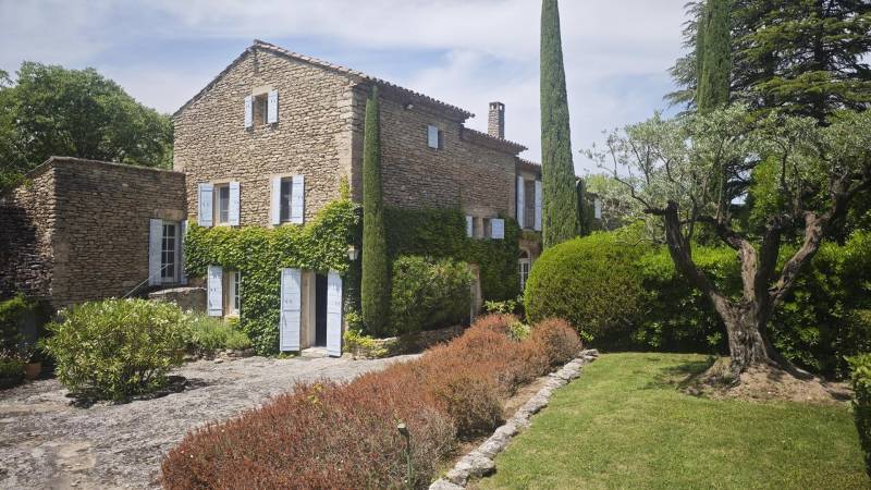 In Gordes, superb mas with swimming pool and janitor's cottage on over a hectare of land in the heart of Luberon.