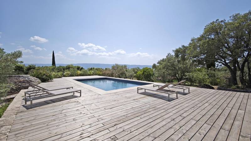 Stone house in Gordes with pool