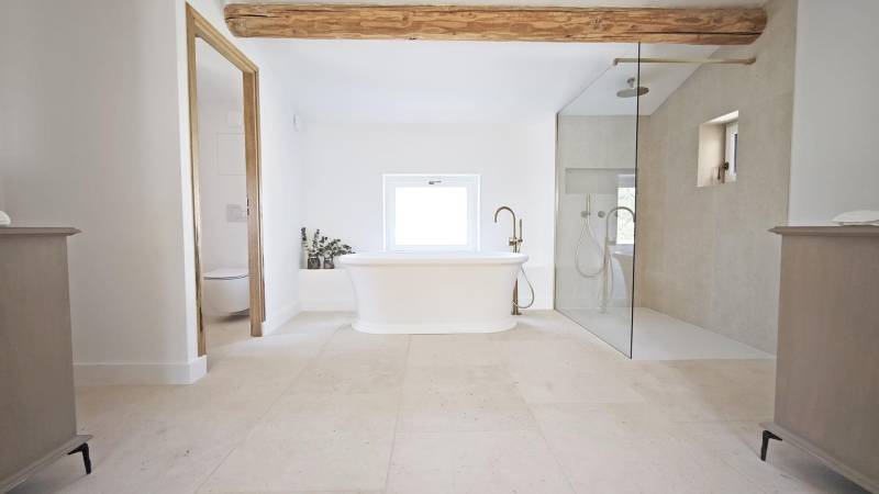 Stone house on over a hectare of land with swimming pool and views of Gordes and the Luberon.