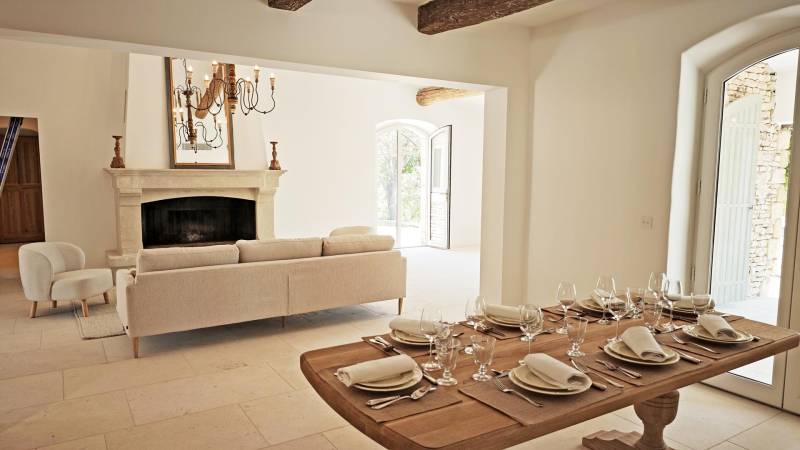 Stone house on over a hectare of land with swimming pool and views of Gordes and the Luberon.
