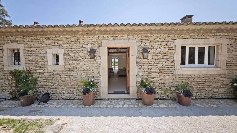 Stone house on over a hectare of land with swimming pool and views of Gordes and the Luberon.