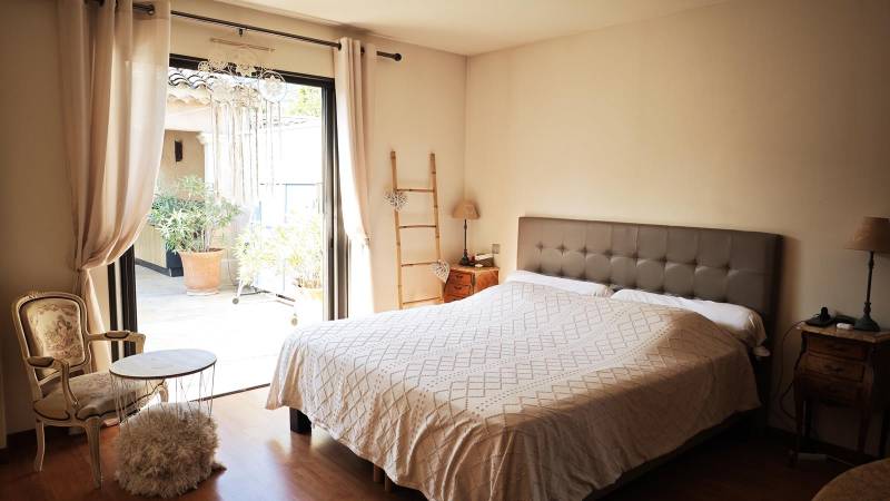 In the heart of the village of Maubec, a recent semi-detached house with no neighbors overlooking it, featuring a swimming pool at the foot of the Luberon.