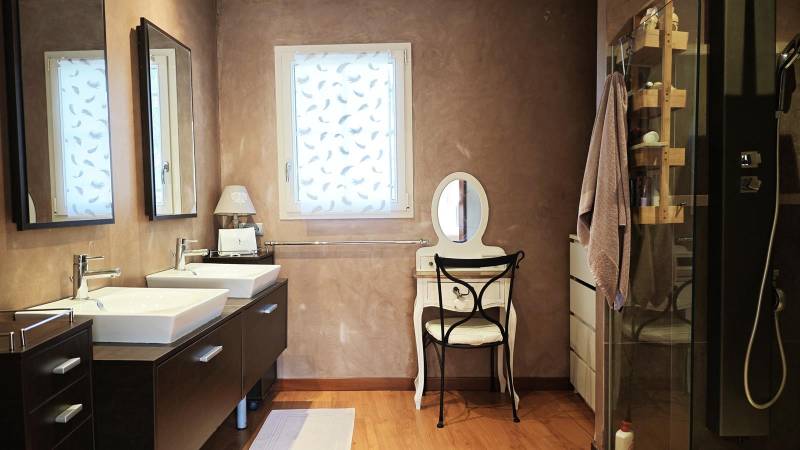 In the heart of the village of Maubec, a recent semi-detached house with no neighbors overlooking it, featuring a swimming pool at the foot of the Luberon.