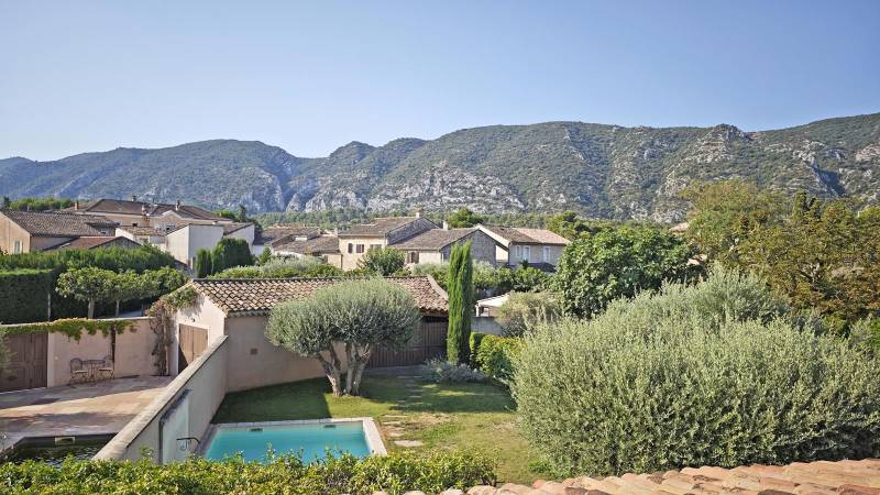In the heart of the village of Maubec, a recent semi-detached house with no neighbors overlooking it, featuring a swimming pool at the foot of the Luberon.