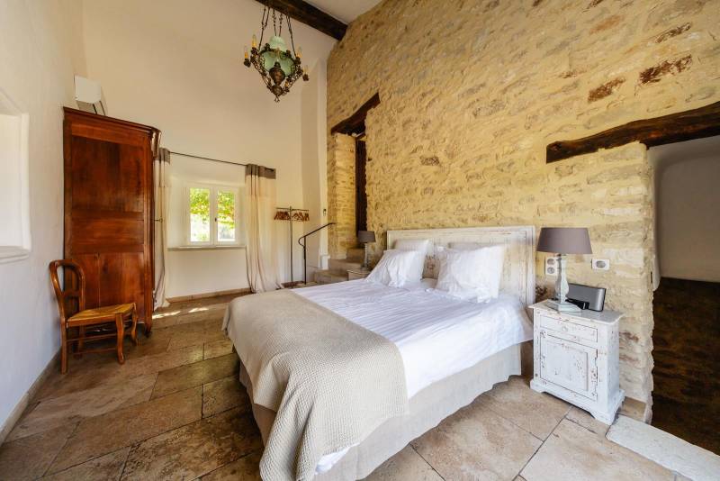 For sale, elegant stone house property with views of Bonnieux and Lacoste, recently restored with high-end amenities and separated annexes.