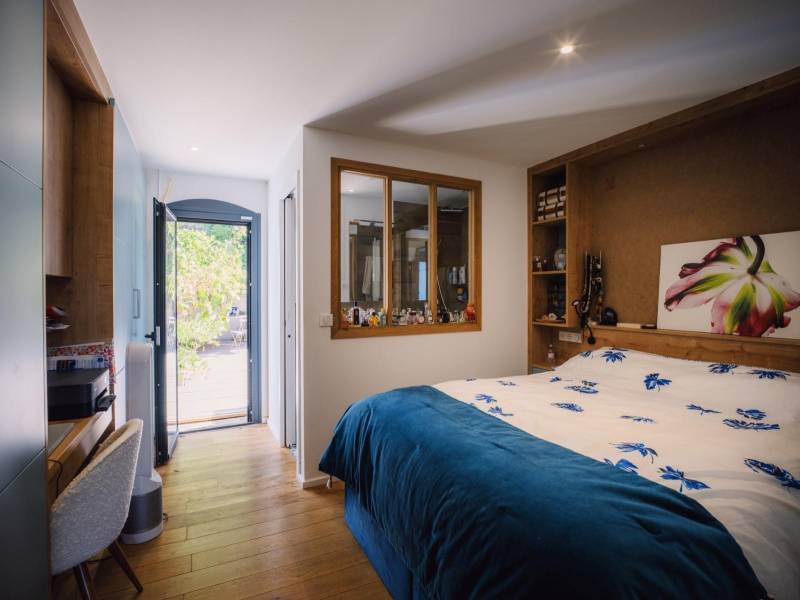 SOLD - Near the village of Gordes, semi-detached hamlet house, perfectly restored with terraced garden, swimming pool, and parking.