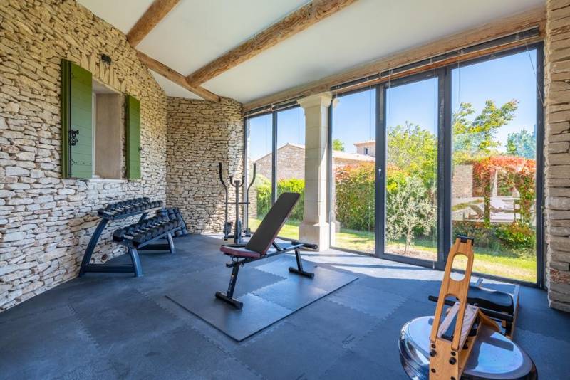 A few minutes from the center of the village of Gordes, renovated stone house with swimming pool in a quiet neighborhood.