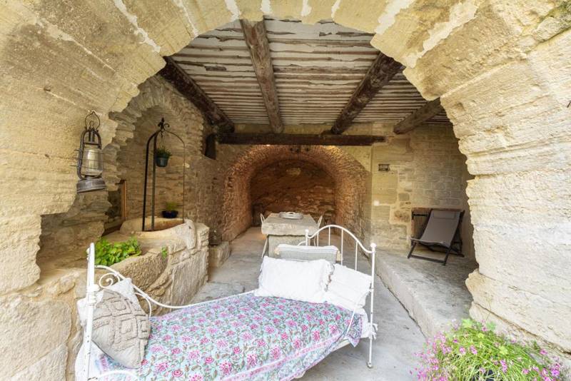 Character property of nearly 320 m² with courtyard, swimming pool and independent 135 m² apartment in Lagnes.