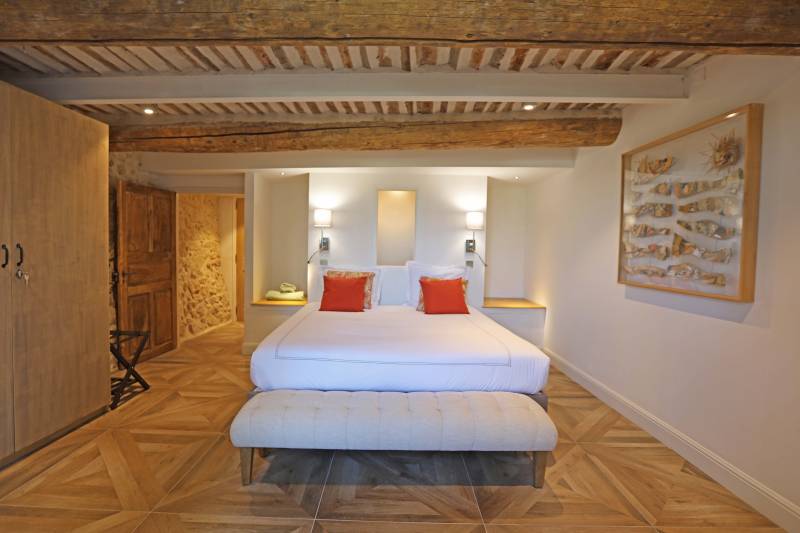 Holiday rental of an exceptional property with views of Mont Ventoux, swimming pool and fully equipped pool house.