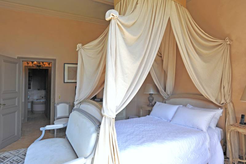 To rent for exceptional holidays, luxurious property in the heart of the St Lambert forest with pool and tennis.