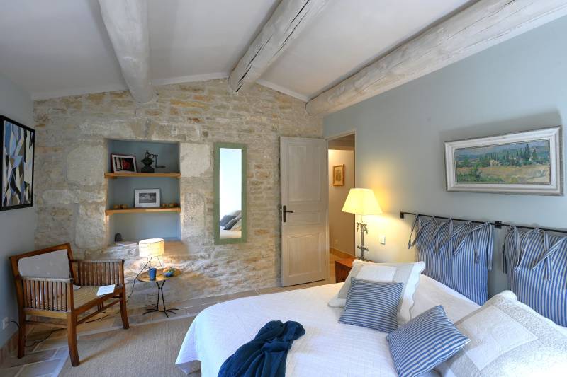 For rent in Gordes, elegant stone property with swimming pool, tennis court and multisport ground within walking distance of the village.