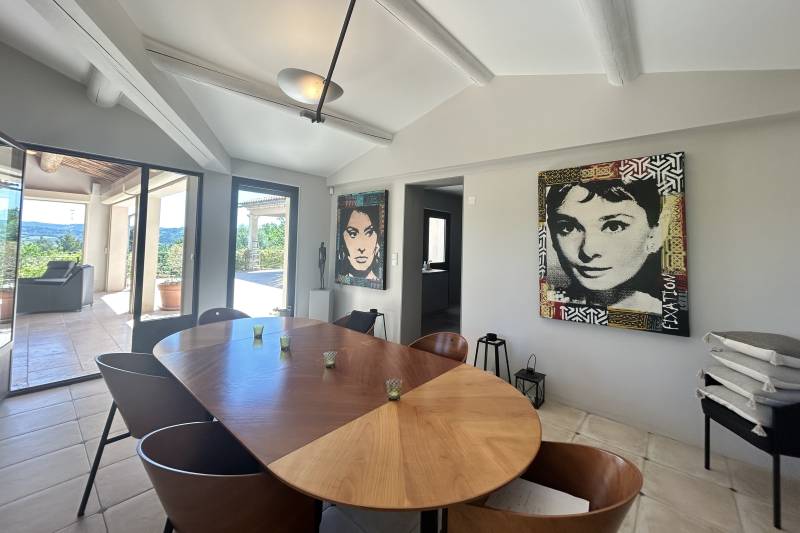 In Saint-Saturnin-lès-Apt, an elegant property with panoramic views of the Luberon, set within 5,620 m² of landscaped grounds featuring a swimming pool.