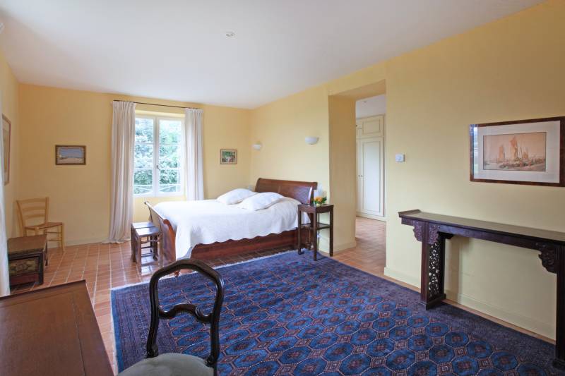 Provençal Bastide in Rustrel with pool, accommodates up to 28 guests for a nature-filled and authentic holiday.