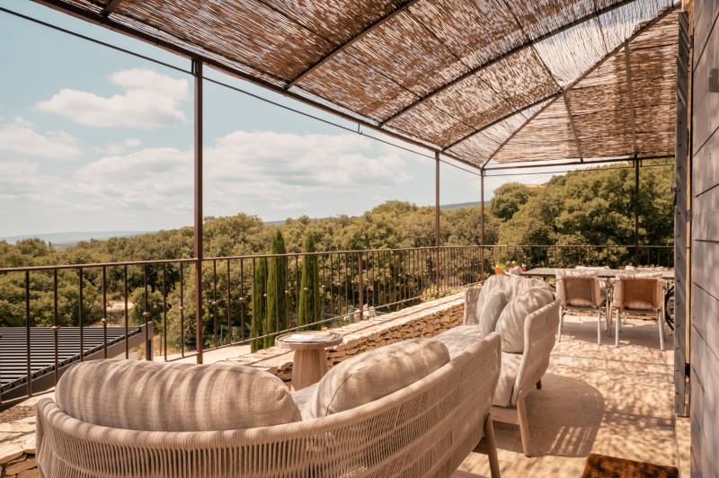 Set of holiday cottages with a pool on the heights of Saint-Saturnin-lès-Apt, within walking distance of the village.