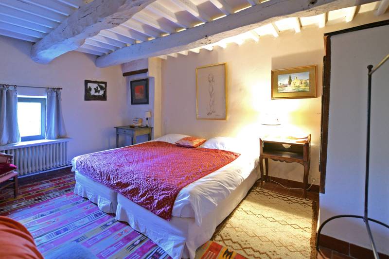 Authentic renovated sheepfold in Rustrel, surrounded by nature with large pool and views over the ochres of the Colorado Provençal.