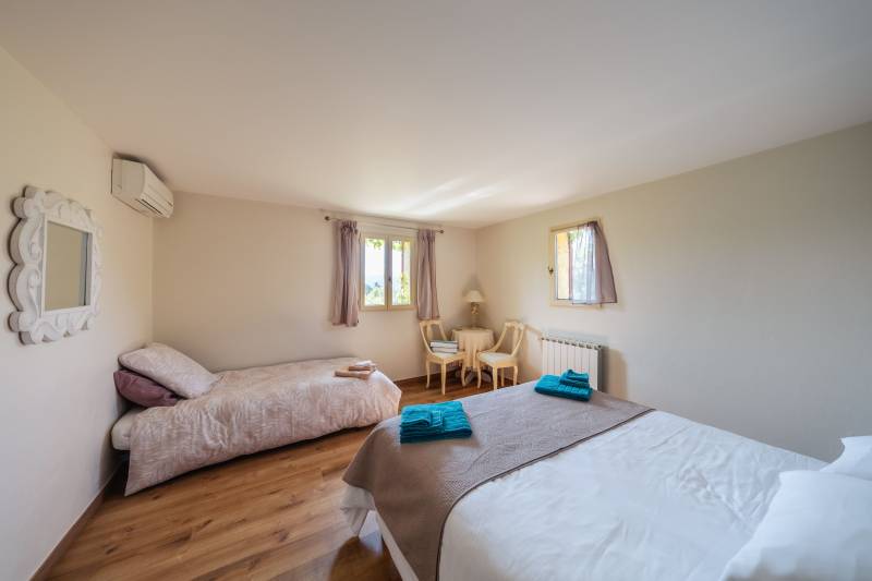 For rent near Roussillon, large Provençal house with stunning views of the Luberon and the Mont Ventoux