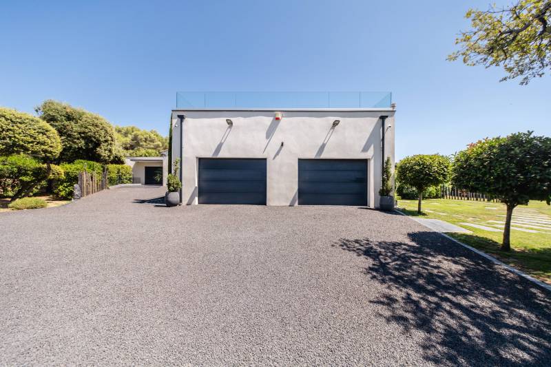 Between Gordes and Ménerbes, a remarkable and unique contemporary property in a peaceful setting, featuring a swimming pool and high-end amenities.