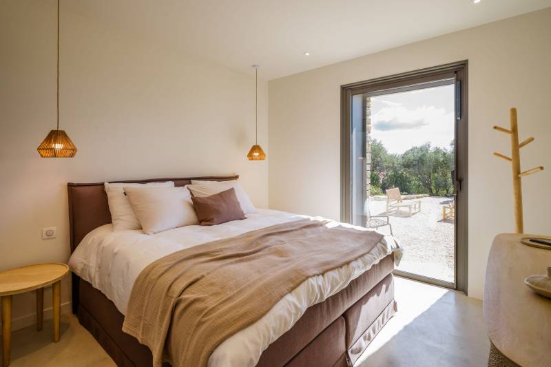 Large property on the heights of Saint-Saturnin-lès-Apt with a heated pool and a terrace offering panoramic views over the Luberon.