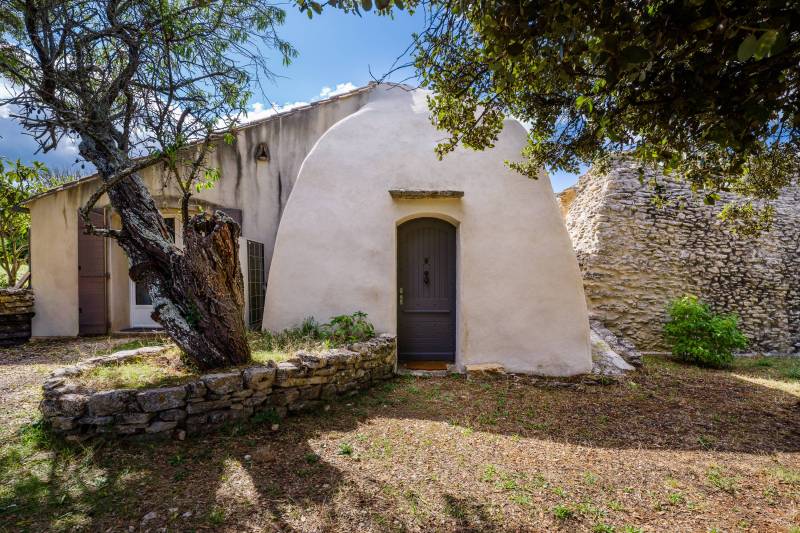 Sale in Venasque: This property is a true gem of Provençal architecture, offering an exceptional living environment on nearly 22 hectares, with a panoramic view of the Ventoux.