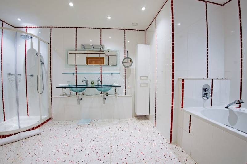 Charming stone house 10 minutes’ walk from Gordes with pool and panoramic view over the Luberon valley.
