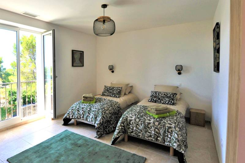 Contemporary stone villa within walking distance of Gordes, with heated pool, panoramic views and elegant outdoor living spaces.