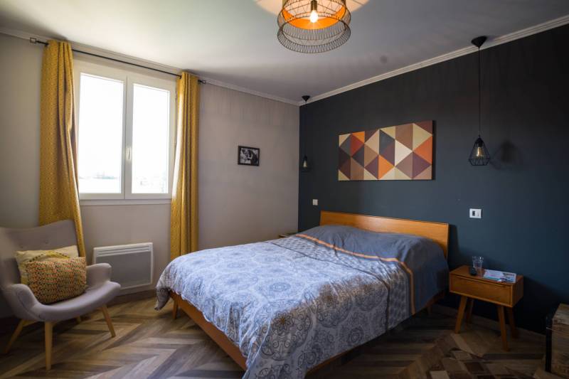 For sale in Roussillon, in the heart of the Luberon, contemporary villa with swimming pool and beautiful views.