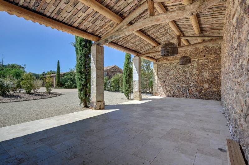 For sale: renovated country house and farmhouse with outbuildings, on over 4.3 hectares, near Roussillon and Bonnieux.