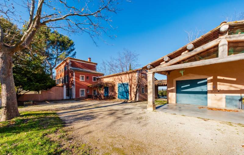 For sale: 18th-century mansion in need of restoration on 1.6 hectares of south-facing land near Oppède in the heart of the Luberon.