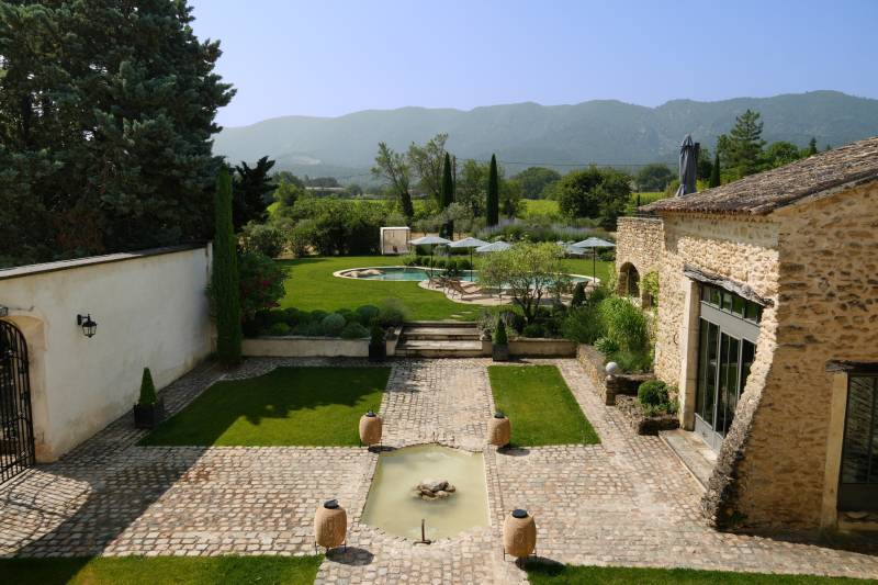 To rent in Oppède, superb seven-bedroom property with swimming pool, outdoor massage area and outdoor nomad tent.