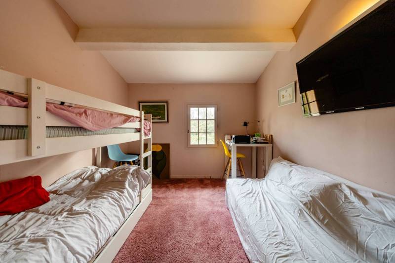 For sale in Isle-sur-la-Sorgue, charming renovated villa with fireplace and swimming pool in a quiet location on the outskirts of town.