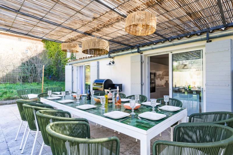Outdoor dining area under a pergola. Enjoy the garden and the balmy evenings of Bédoin