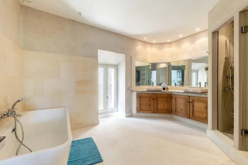 In Gordes, for sale, a stunning country house in a hamlet with a courtyard and a swimming pool.