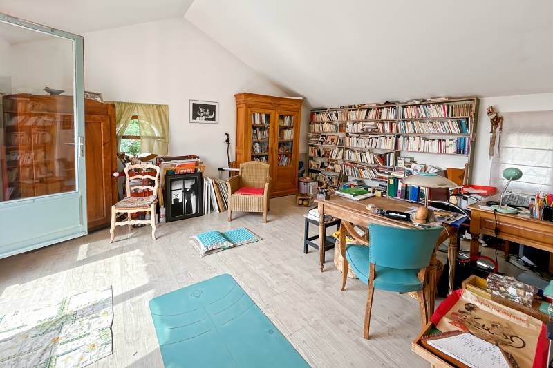 In L’Isle-sur-la-Sorgue, Saint-Antoine neighborhood, a renovated historic home on 2500 m² for sale, featuring a separate guesthouse, a shared swimming pool, and unobstructed views.