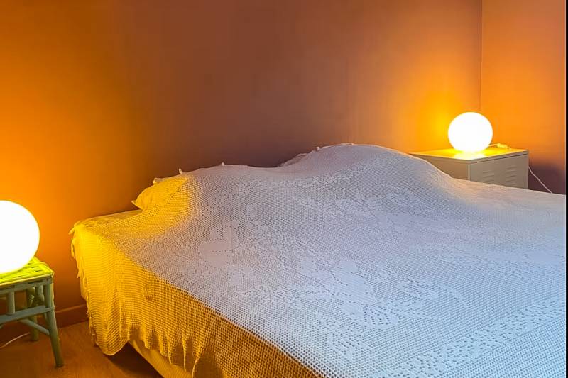 Located between Robion and Cavaillon, a renovated farmhouse in a quiet setting, featuring 8 bedrooms, including a 60 sqm, and 2 separate guesthouses, with a swimming pool and pool house.