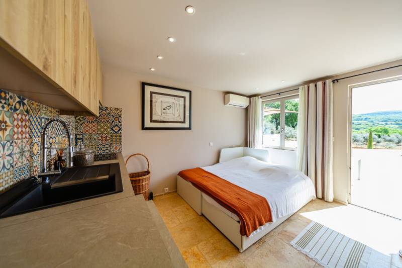 For sale in Saignon: an authentic, restored stone sheepfold with a swimming pool and stunning views of the Luberon.