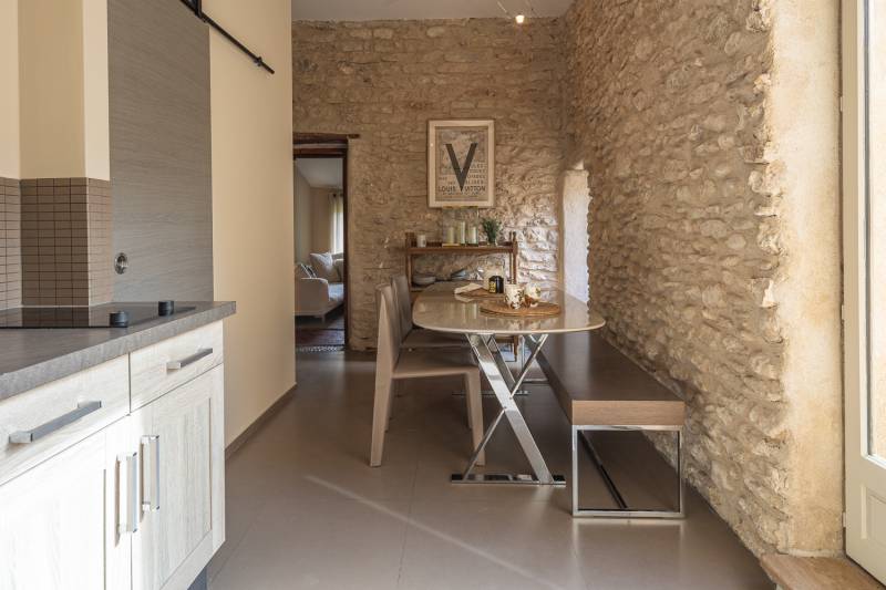 For rent near Gordes, superb renovated hamlet with eight bedrooms, swimming pool, orangery and views over the Luberon.