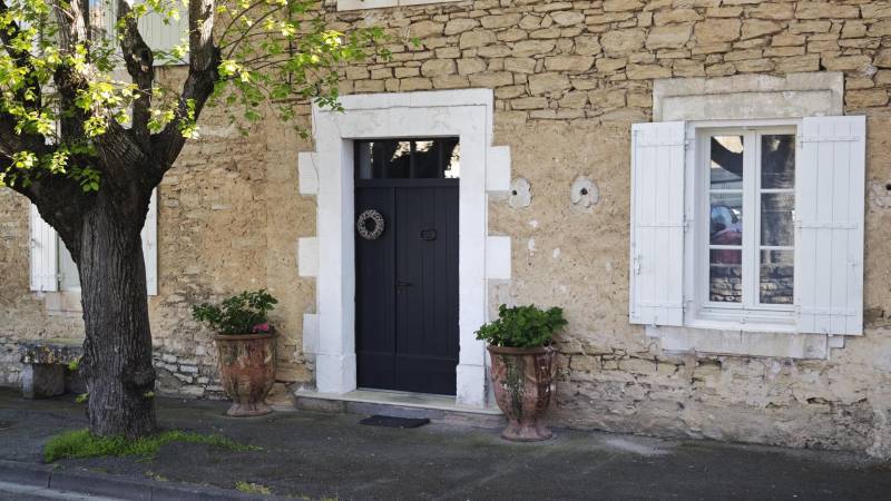 Goult, fully restored village house with courtyard