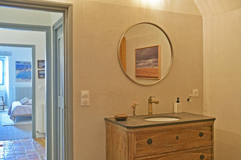 Rare and authentic house in the heart of the village of Gordes, fully renovated combining original character and modern confort.