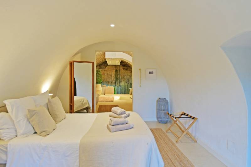 Rare and authentic house in the heart of the village of Gordes, fully renovated combining original character and modern confort.