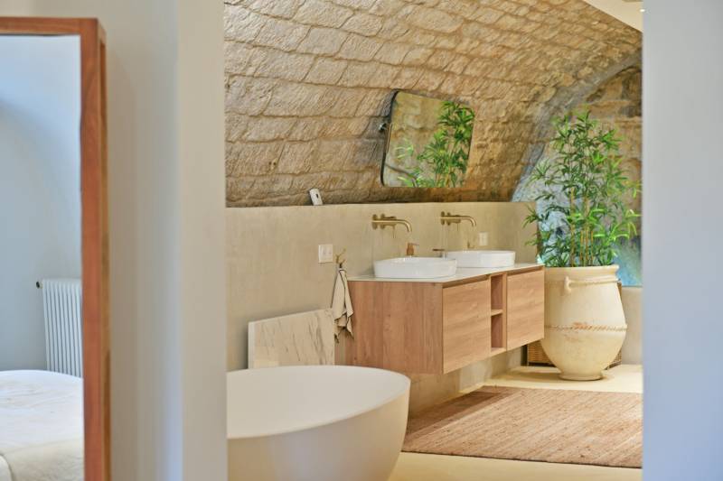 Rare and authentic house in the heart of the village of Gordes, fully renovated combining original character and modern confort.