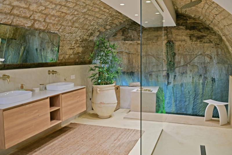 Rare and authentic house in the heart of the village of Gordes, fully renovated combining original character and modern confort.