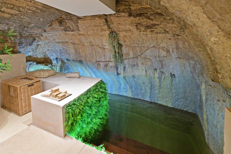 Rare and authentic house in the heart of the village of Gordes, fully renovated combining original character and modern confort.